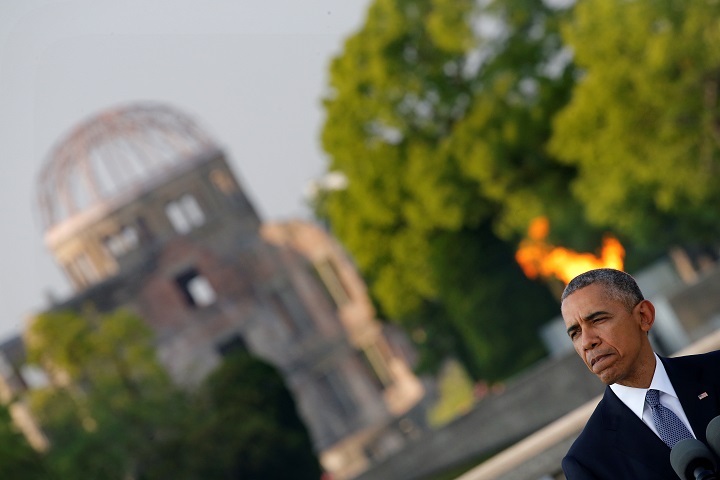 U.S. President Barack Obama and Japan's Prime Minister Shinzo Abe (not pictured) attends a ceremony at the Atomic Bomb Dome at Peace Memorial Park in Hiroshima, Japan May 27, 2016. REUTERS/Carlos Barria - RTX2EIUT